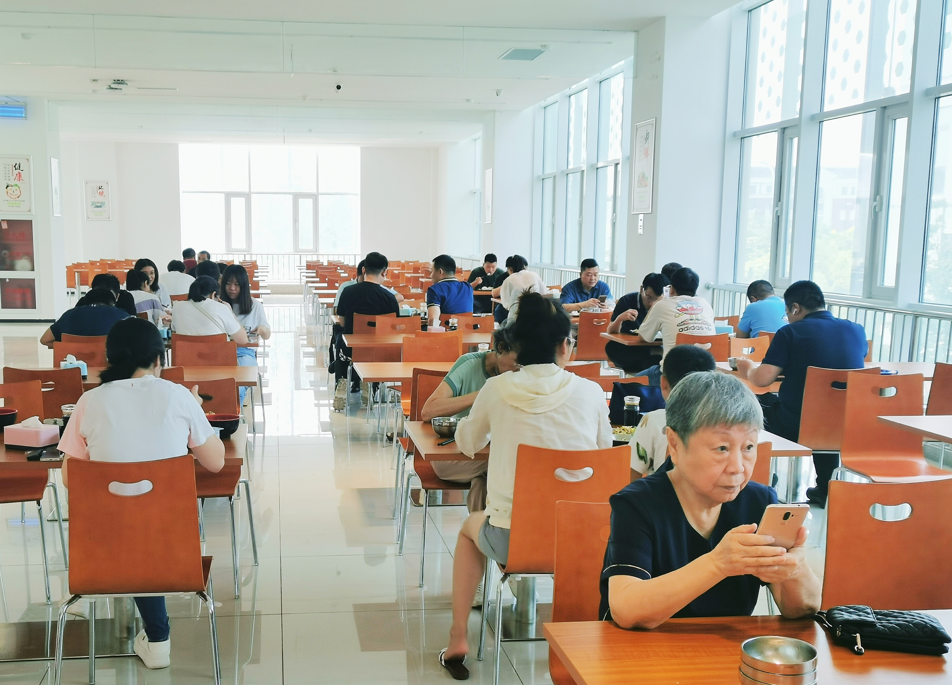 食堂.jpg 食堂.jpg